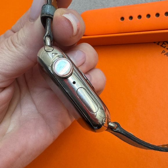 Hermès Series 7 Apple Watch, GPS & Cellular, 41mm Size w/ Original Hermès Bands - Picture 11 of 15